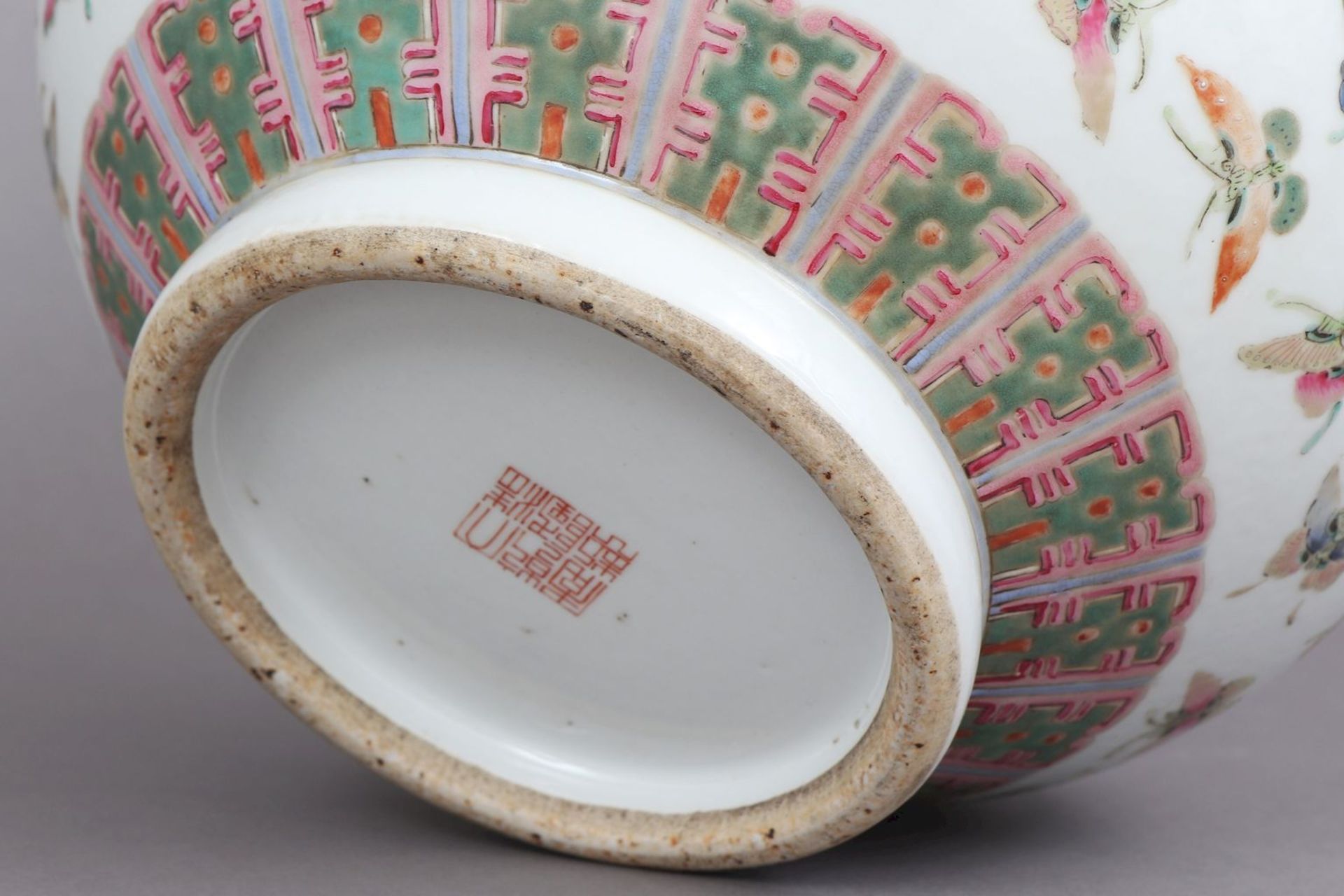 Chinesische Porzellanvase mit Schmetterlingsdekor - Bild 5 aus 5