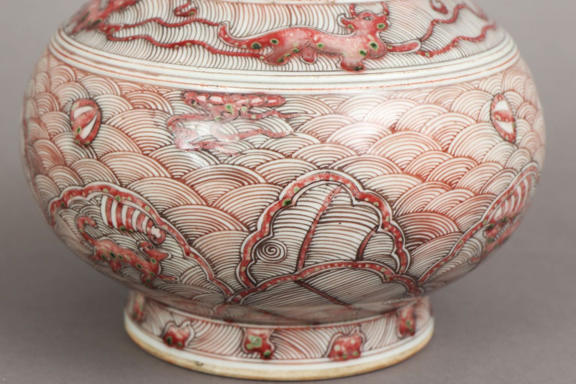 Chinesische Porzellanvase mit korallenrotem Drachendekor - Bild 3 aus 5