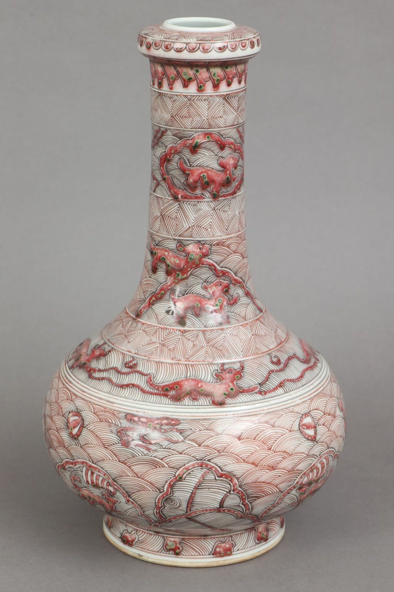 Chinesische Porzellanvase mit korallenrotem Drachendekor