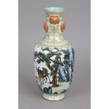 Chinesische Vase mit polychromer Fencai-Malerei¨Hirsche in asiatischer Landschaft¨, balusterförmiger