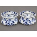 2 MEISSEN Tintenfäßchenum 1850-1924, unterglasurblaues ¨Zwiebelmuster¨-Dekor, bauchiger, welliger