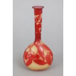 EMILE GALLÉ Ziervasegelbes Glas, rot überfangen, geschnittenes und geätztes Blätter- und