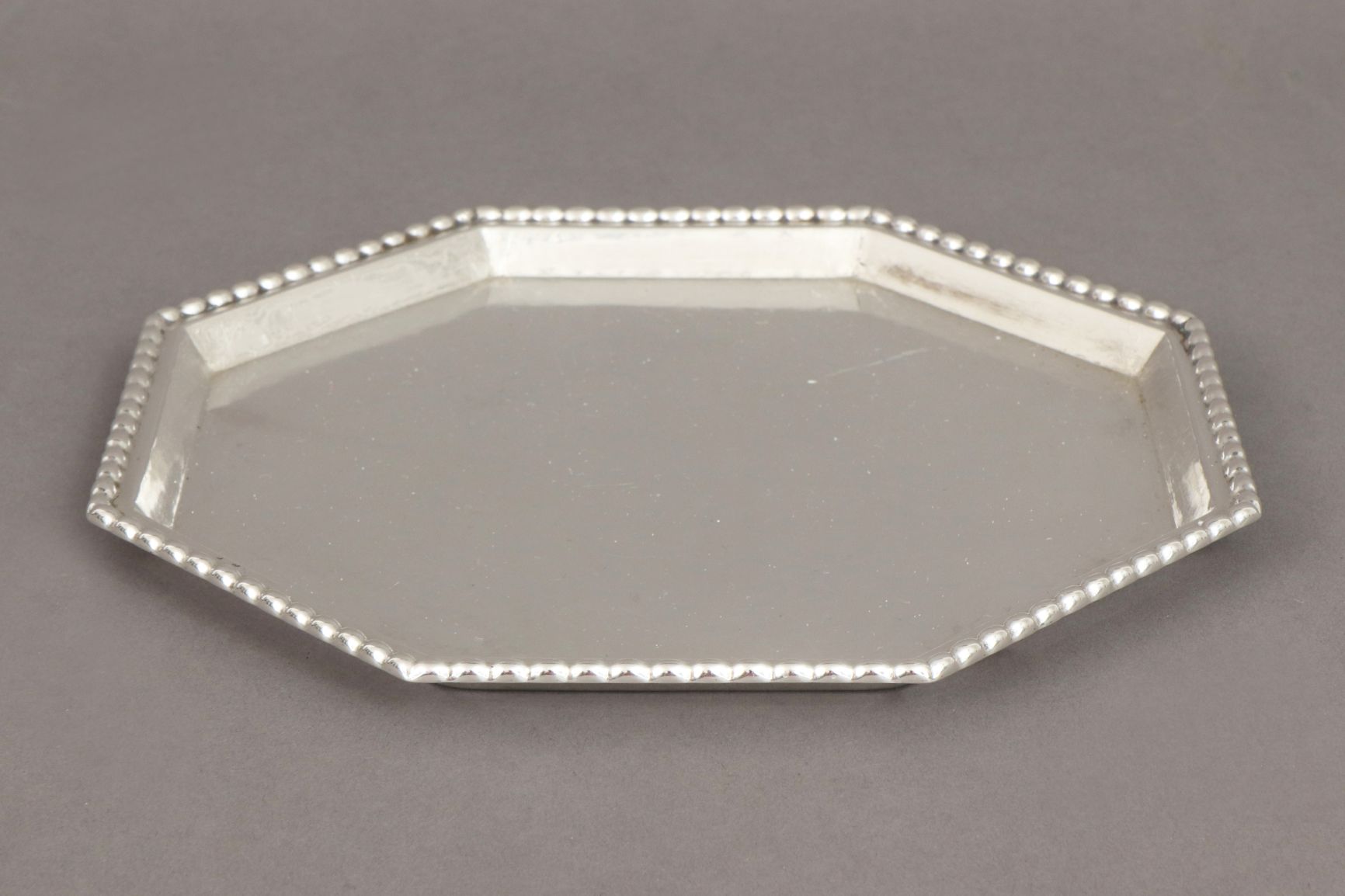Silber Tablett mit Glaseinsatz800er Silber, Deutsch, um 1920, polygonale Form (oktogonal) mit