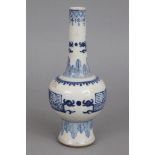 Chinesische Gu-Vase mit BlaumalereiQing-Dynastie (1644-1912), Blätter- und Mäanderdekor, am Boden