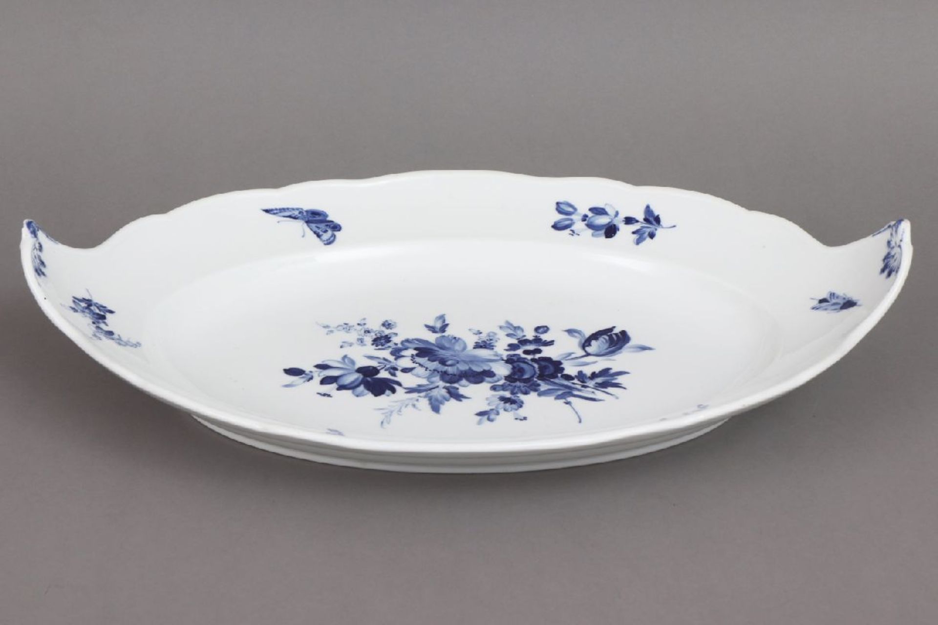 MEISSEN Anbietplatteum 1900, ovale passig geschwungene Form mit rocaillierten Handhaben, ¨Blaue - Image 2 of 6