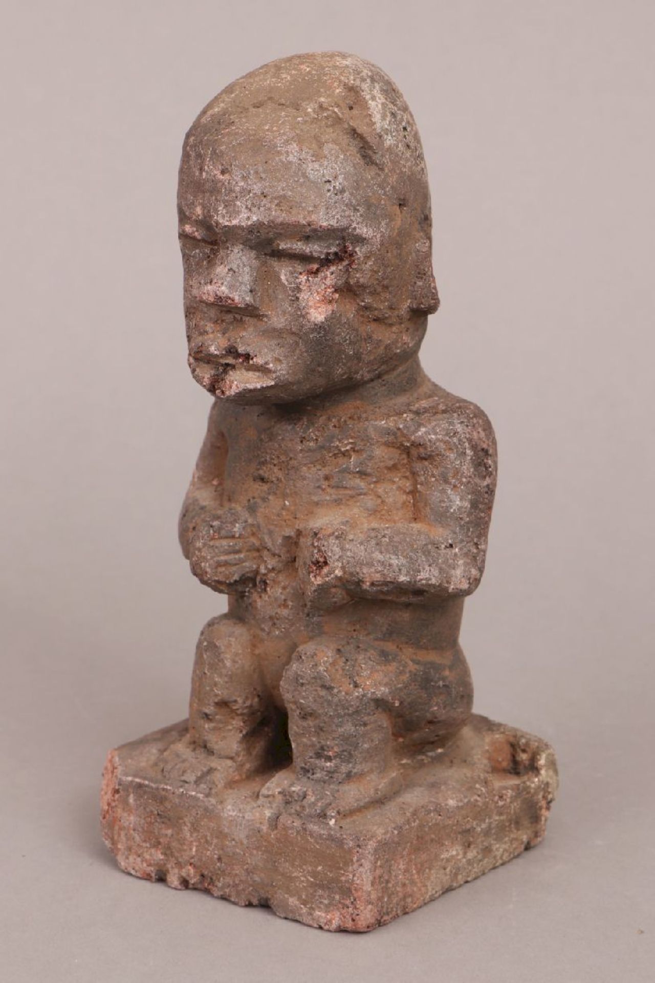 Bulul Figur der Ifugao, Luzon, PhilippinenStein, geschlagen und patiniert, sitzende Darstellung - Image 2 of 5