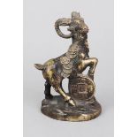 Chinesische Bronzefigur ¨Steinbock¨ mit ¨Kesch¨-Münzenovaler, naturalistischer Sockel, H ca. 17cm,