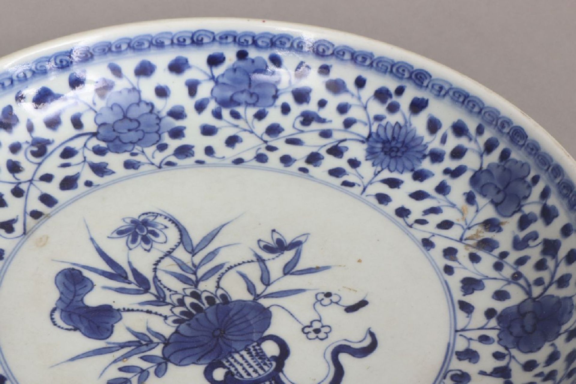 Chinesische Porzellanschale mit BlaumalereiQing Dynastie (1644-1912), runder, vertiefter Teller, - Bild 2 aus 4