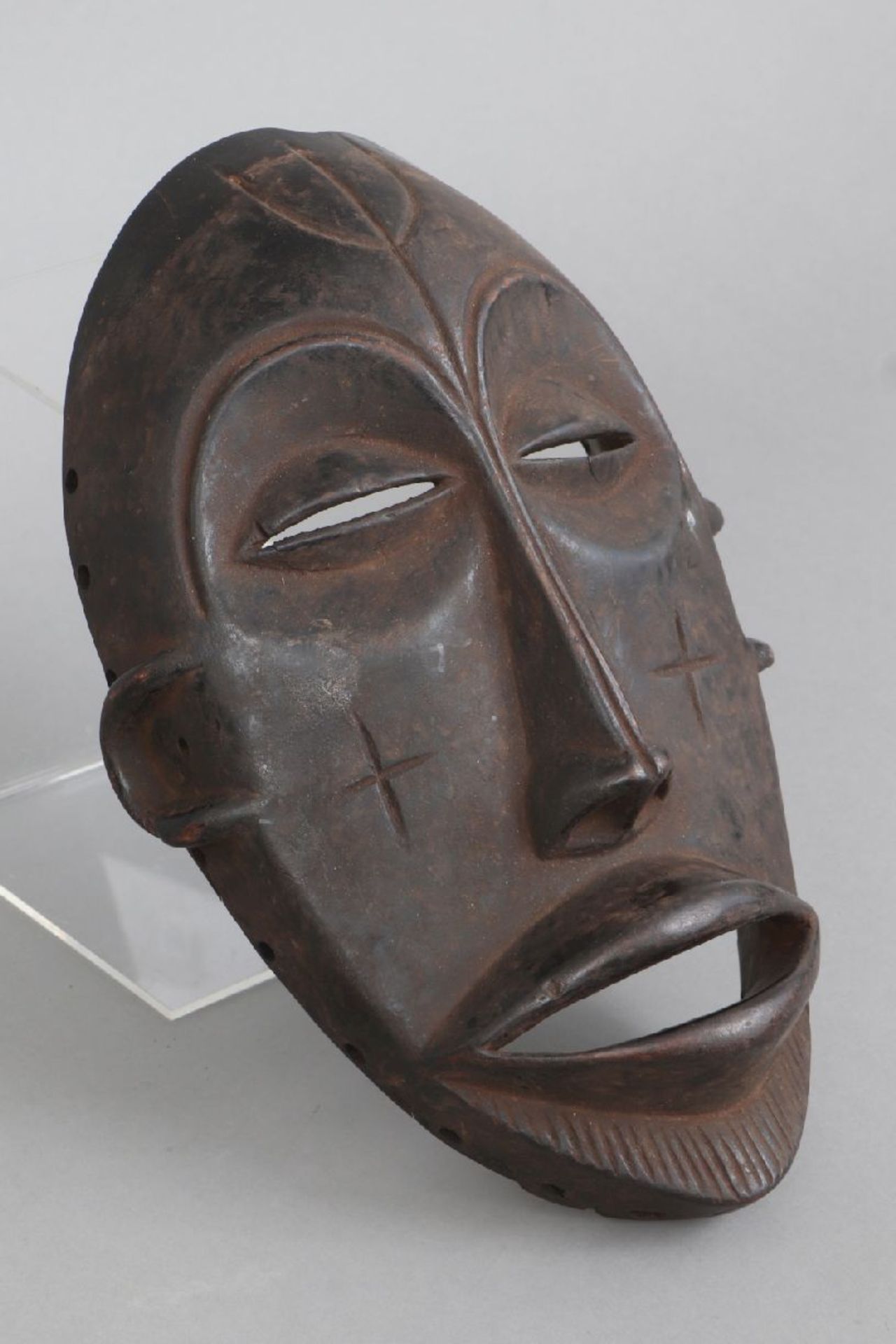 Afrikanische Tanzmaske der Fang, Gabundunkel patiniertes Hartholz, ovales Gesicht mit langer Nase, - Image 2 of 3