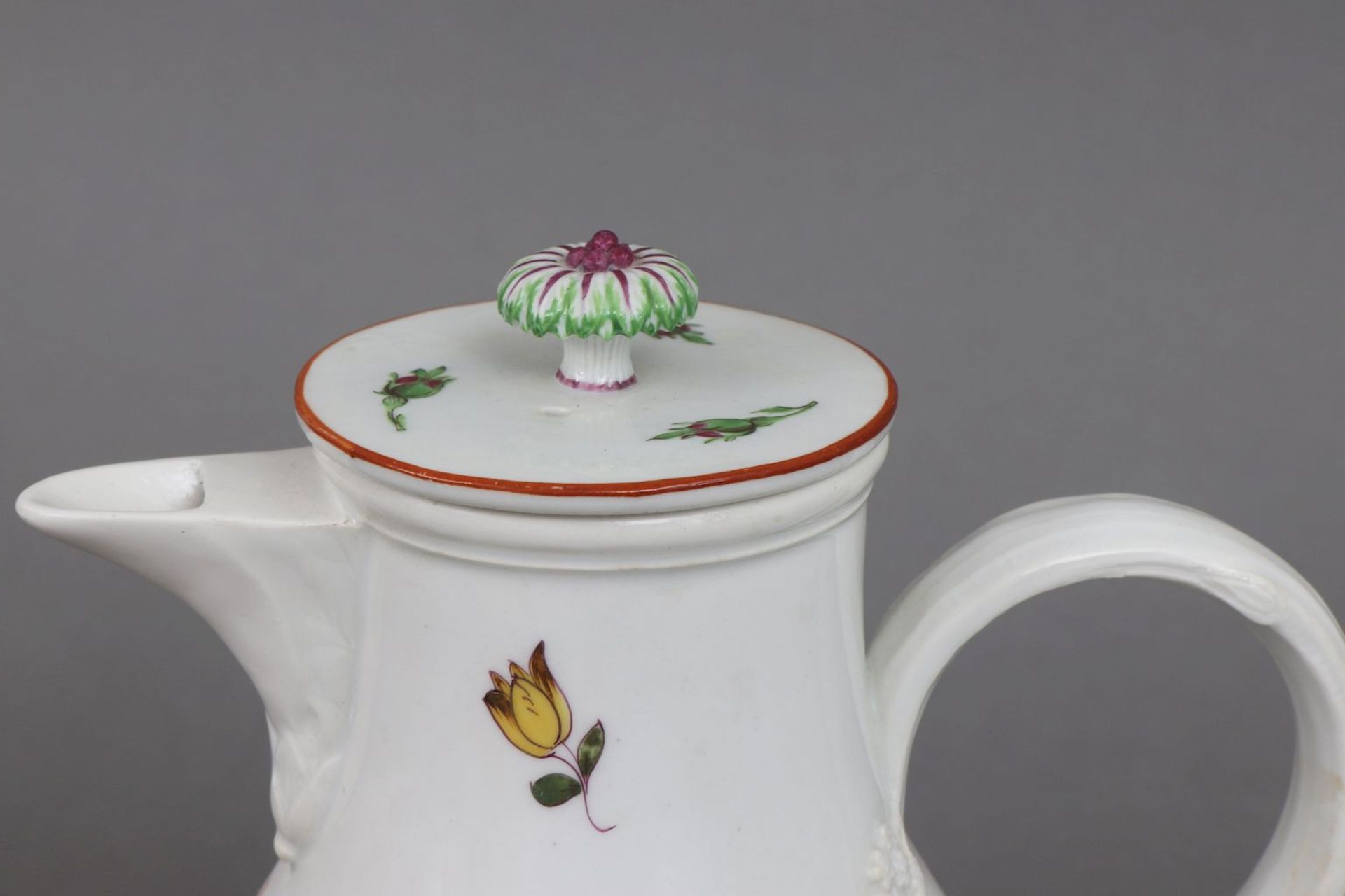 MEISSEN Kaffeekanneum 1774-1814 (MARCOLINI-Zeit), birnenförmiger Korpus mit geschwungenem Asthenkel, - Image 2 of 4