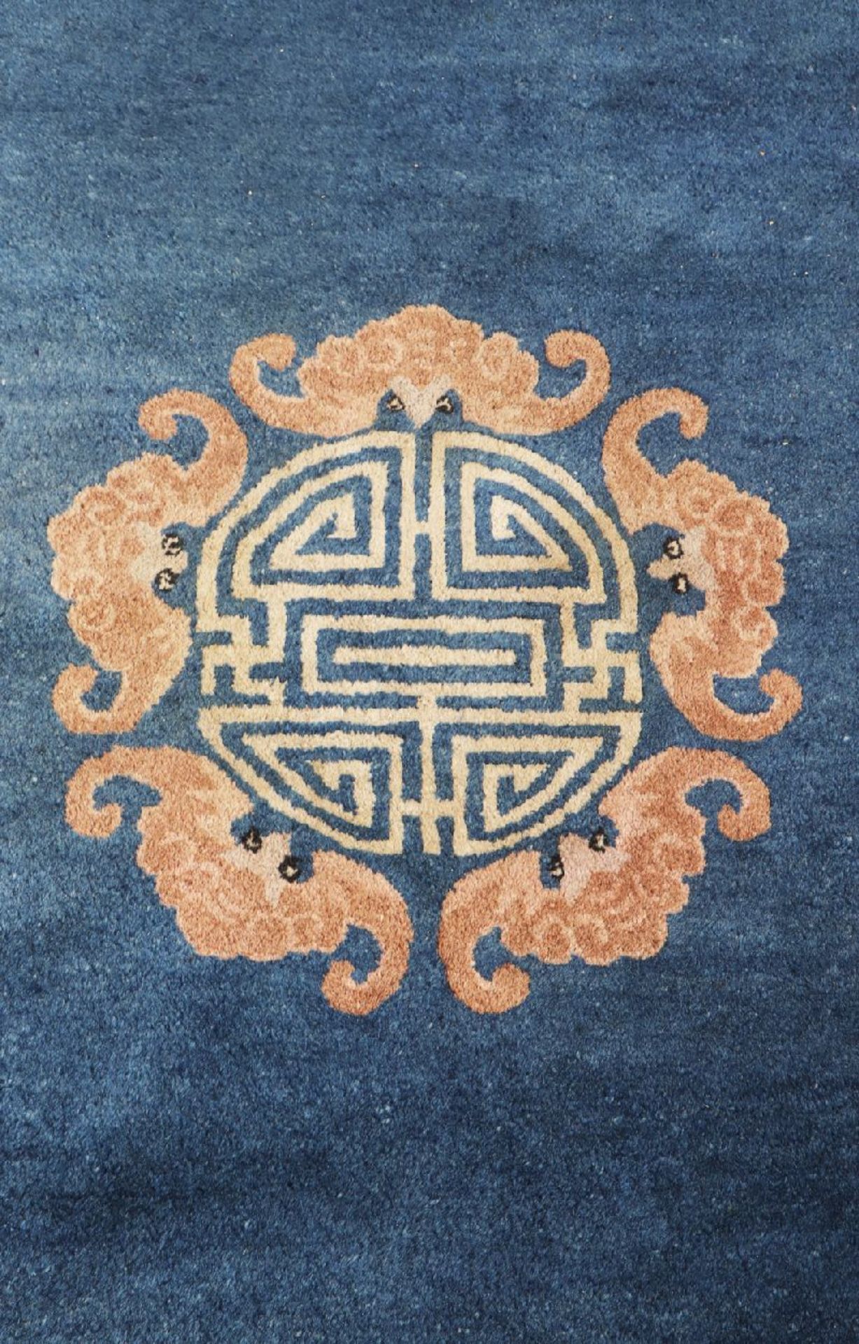 Chinesischer TeppichRaum Peking, um 1900, blaugrundig, Zentralmedaillon mit chinesischen - Image 2 of 3