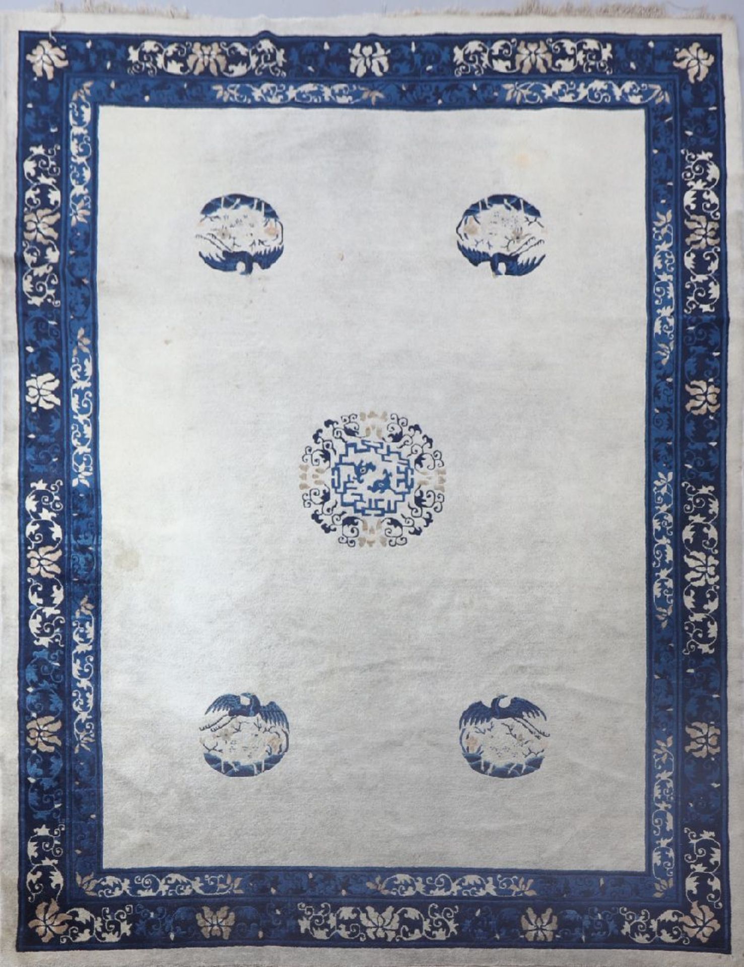 Chinesischer TeppichPeking, um 1900, hellgrundig, blaue Borte mit Floralornament, 360x275cm, leichte