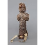 Afrikanische Pfahlfigur, wohl Lega, KongoHolz, hell patiniert und geschnitzt, Körper/Griff mit