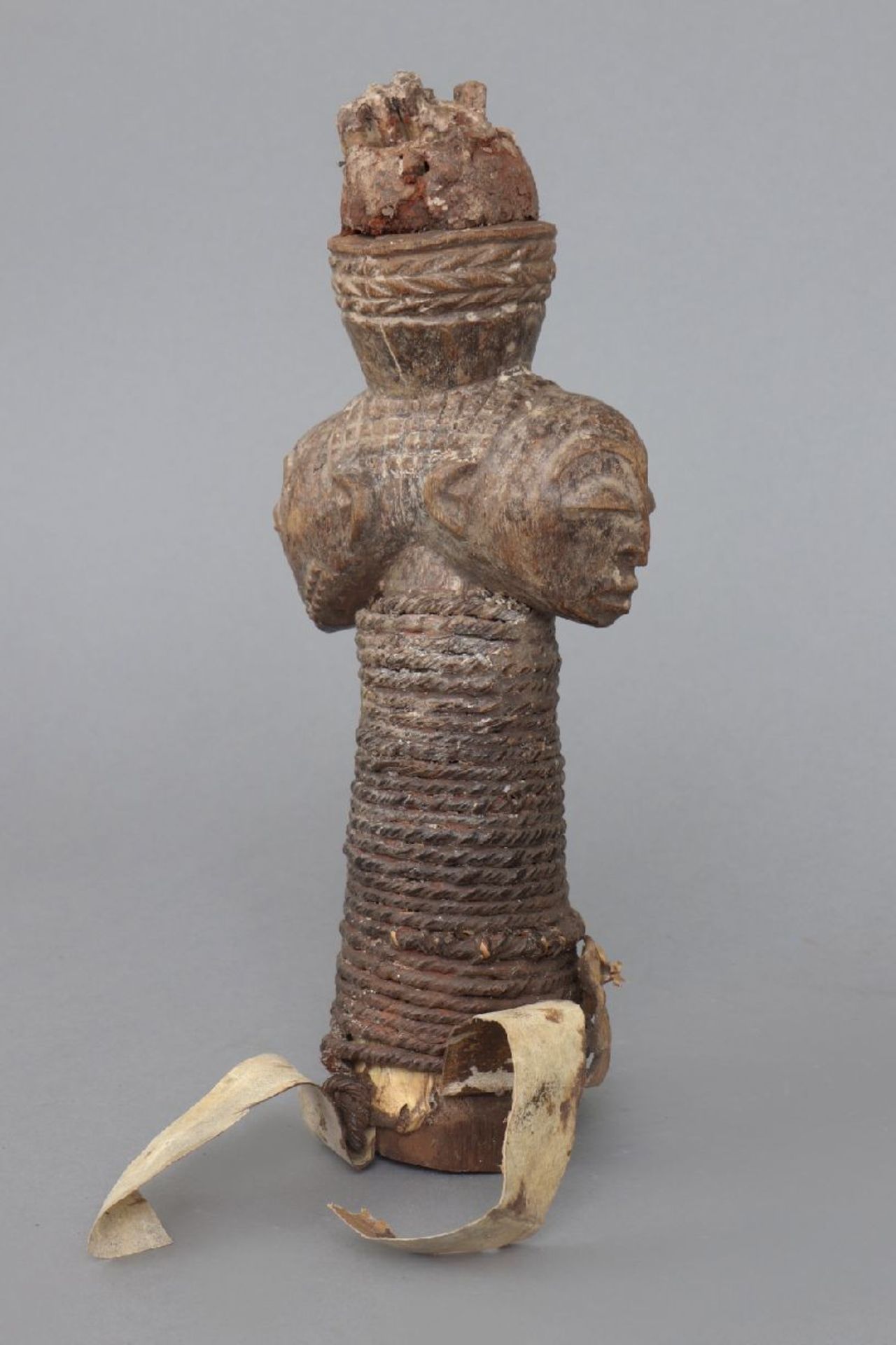 Afrikanische Pfahlfigur, wohl Lega, KongoHolz, hell patiniert und geschnitzt, Körper/Griff mit
