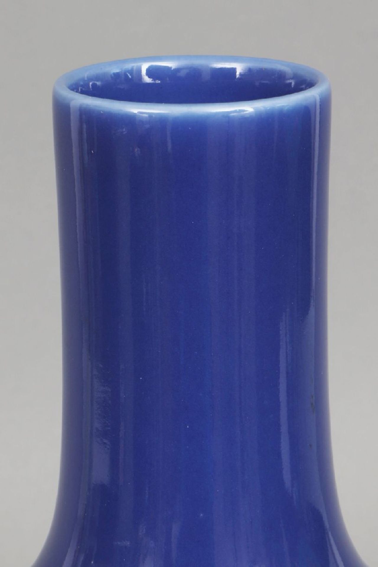 Chinesische Porzellanvase mit monochromer kobaltblauer Glasurbauchiger Korpus mit hohem, - Bild 3 aus 4