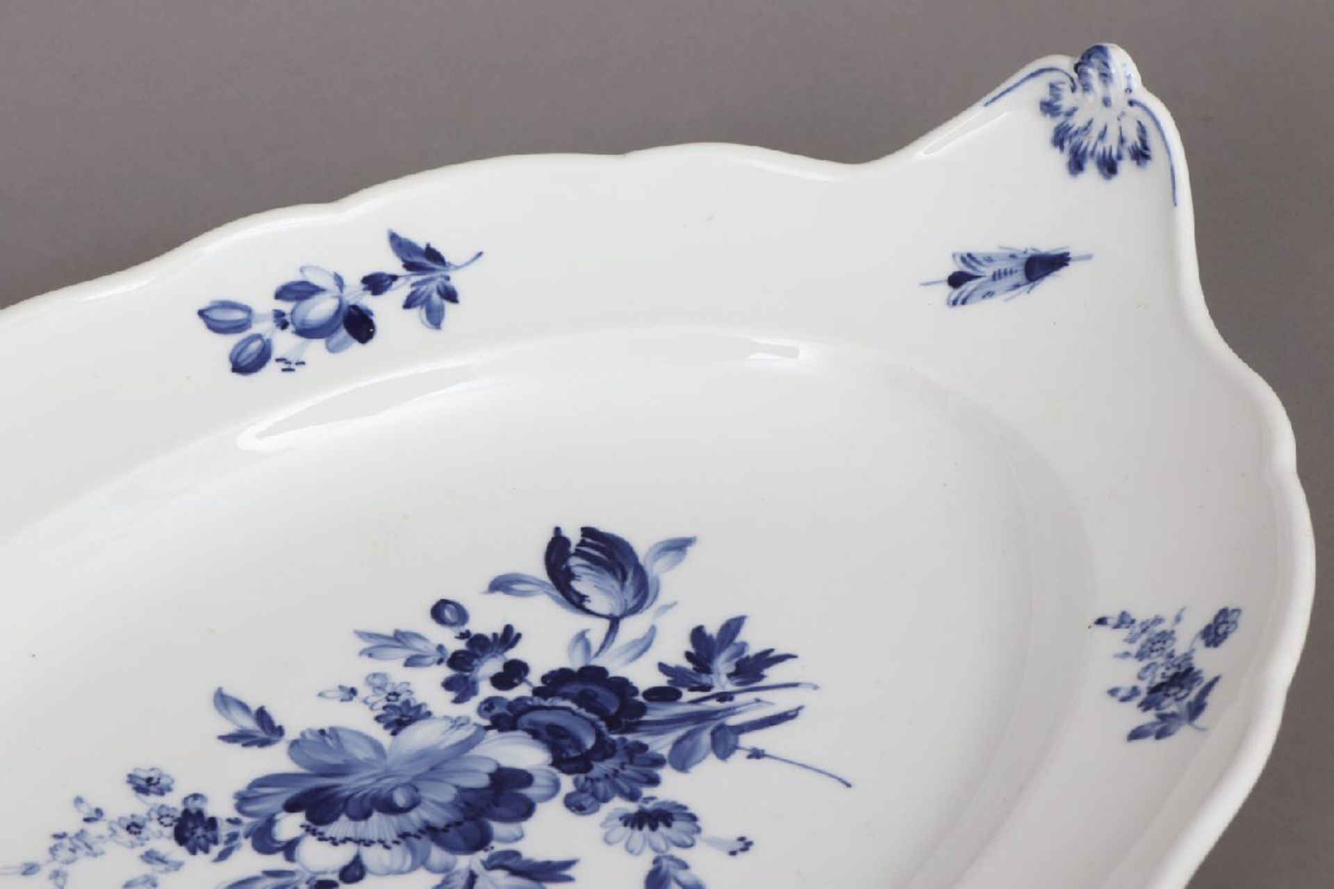 MEISSEN Anbietplatteum 1900, ovale passig geschwungene Form mit rocaillierten Handhaben, ¨Blaue - Image 3 of 6