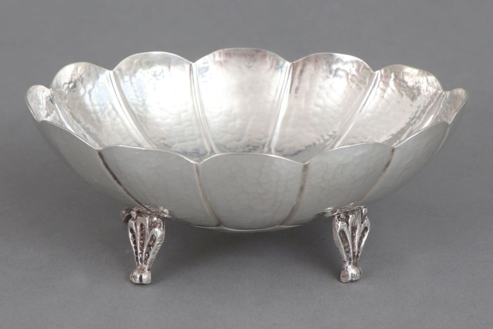 Silber Anbietschälchen925er (Sterling) Silber, handgehämmerte, ovale Muschelform auf 4 blattförmigen