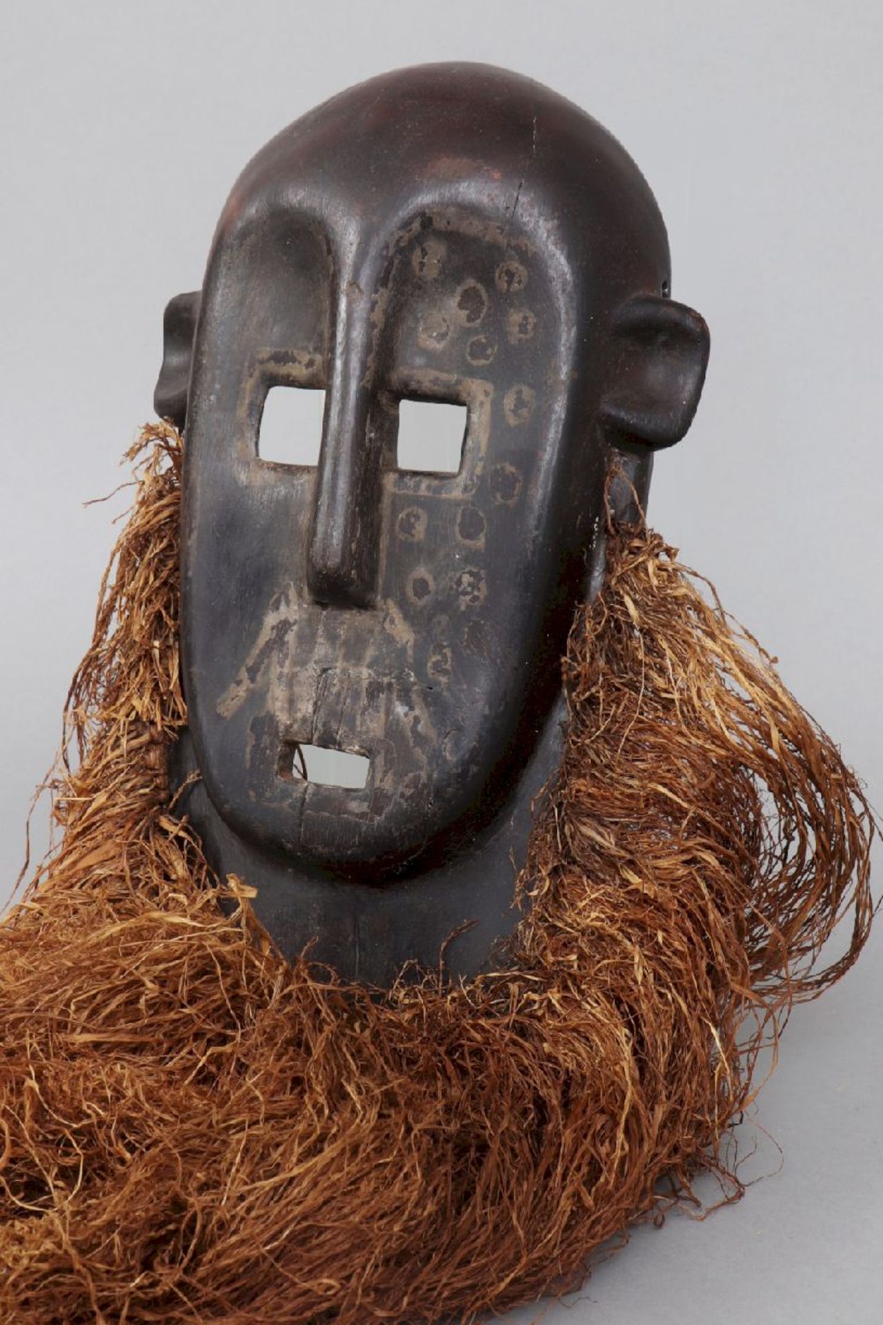 Afrikanische Tanzmaske mit Rafia Bart der Lega, Kongoovales Gesicht aus geschwäztem Hartholz, eckige - Image 2 of 4