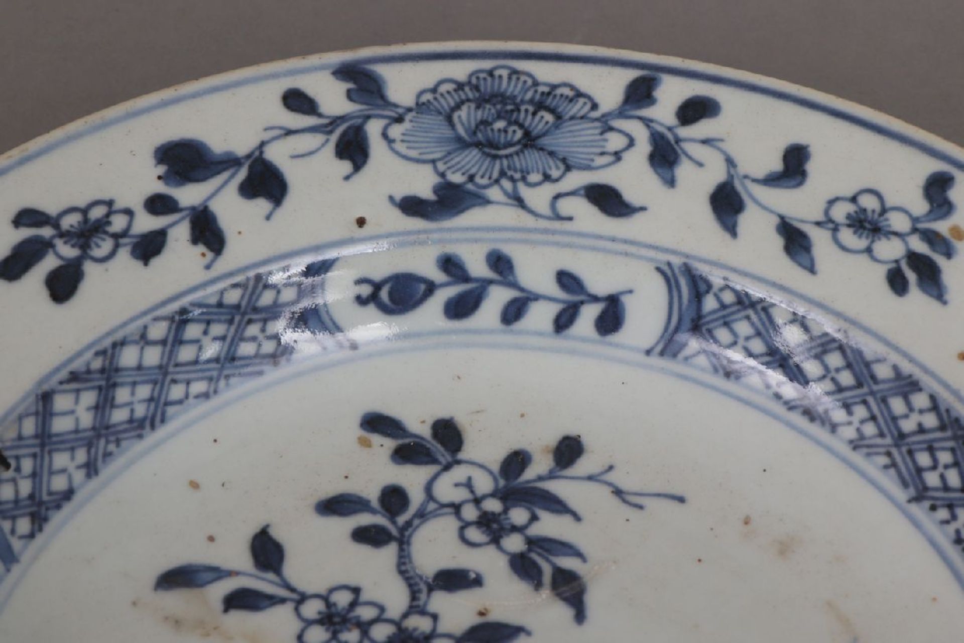 Chinesischer Teller mit Blaumalereiwohl 17./18. Jahrhundert, runder, glatter Teller, im Spiegel - Image 2 of 6