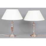 Paar TischlampenFüße in Form versilberter Leuchter (Säulenform), helle, konische Pappschirme, H
