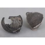 2 Fragmente wohl etruskischer schwarze Tongefäße1x Bolsal (Henkelbecher) mit Rillendekor, 1x Mastoid