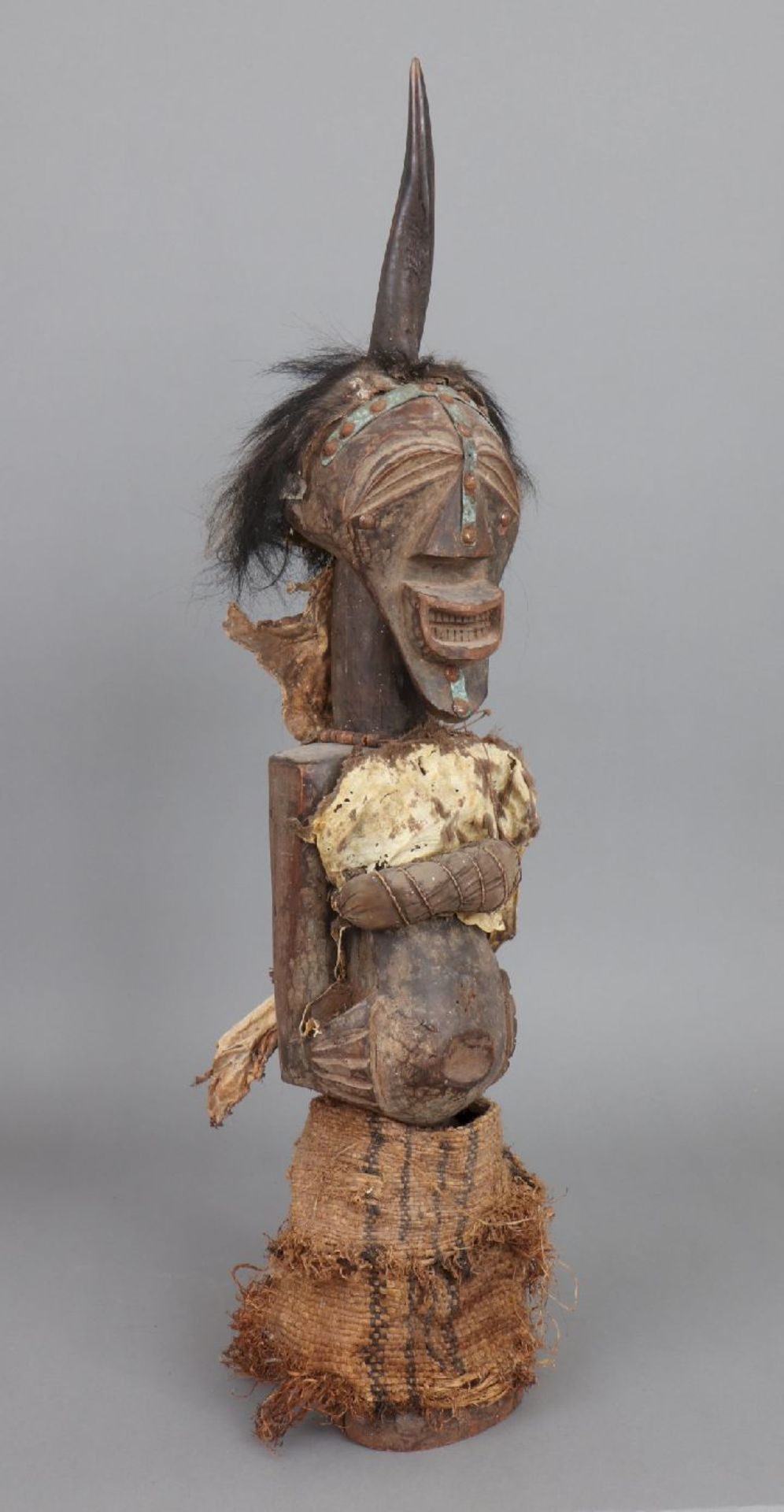 Afrikanische Power-Figur der Songye, Kongostehende, weibliche Figur aus dunkel patiniertem Holz - Image 2 of 4