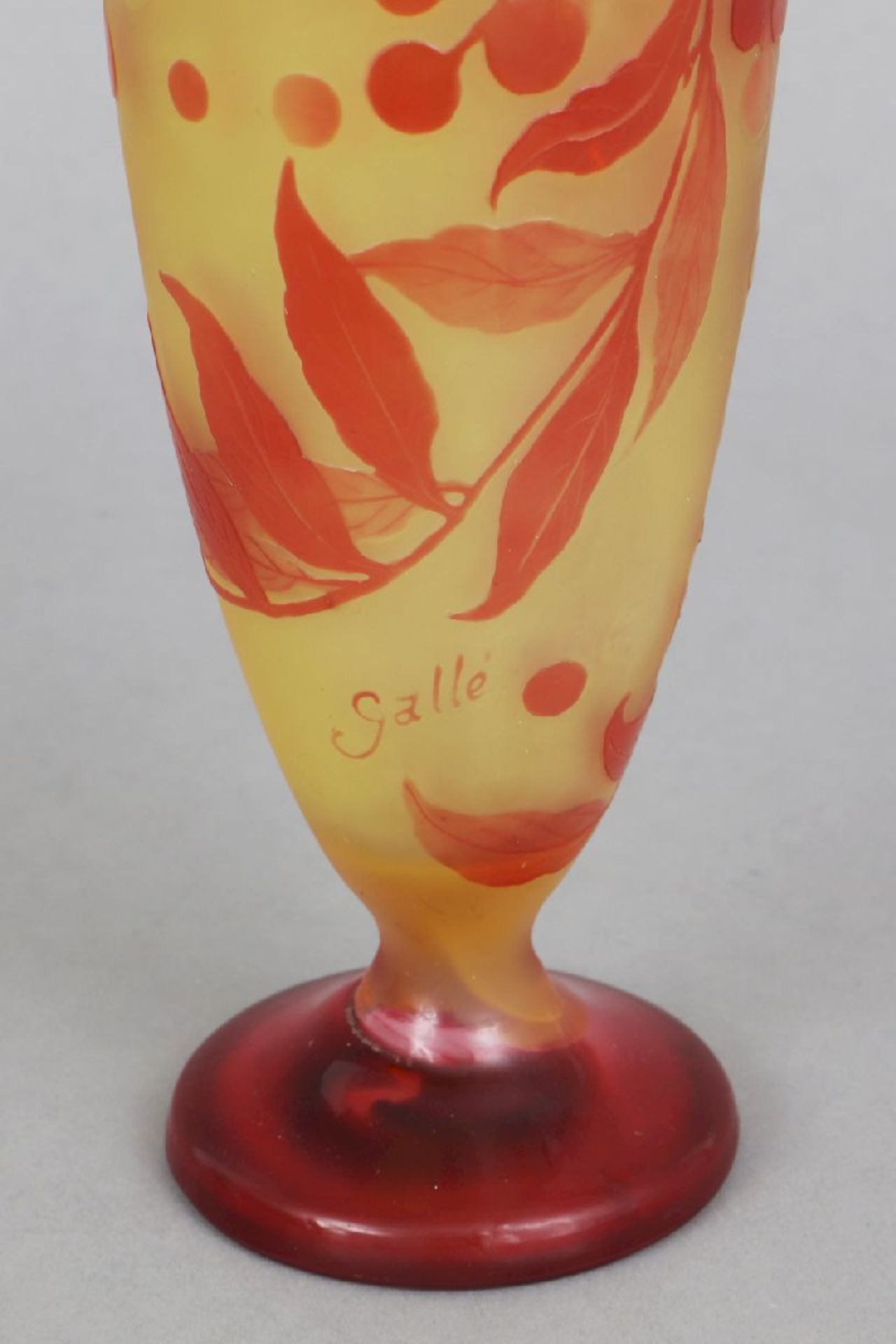 EMILE GALLÉ Ziervasegelbes Glas mit orange-rotem Überfang, geschnittenes und geätztes Beerendekor, - Image 2 of 5