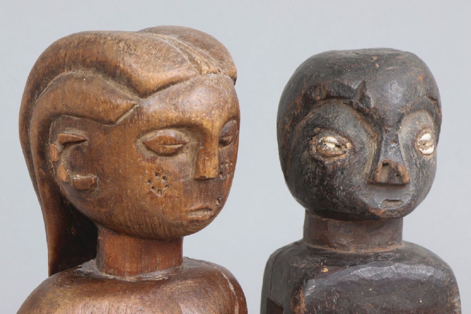 2 afrikanische RitualfigurenHolz, patiniert und geschnitzt, Zentralafrika (wohl Luba, Kongo), 1x auf - Image 3 of 6