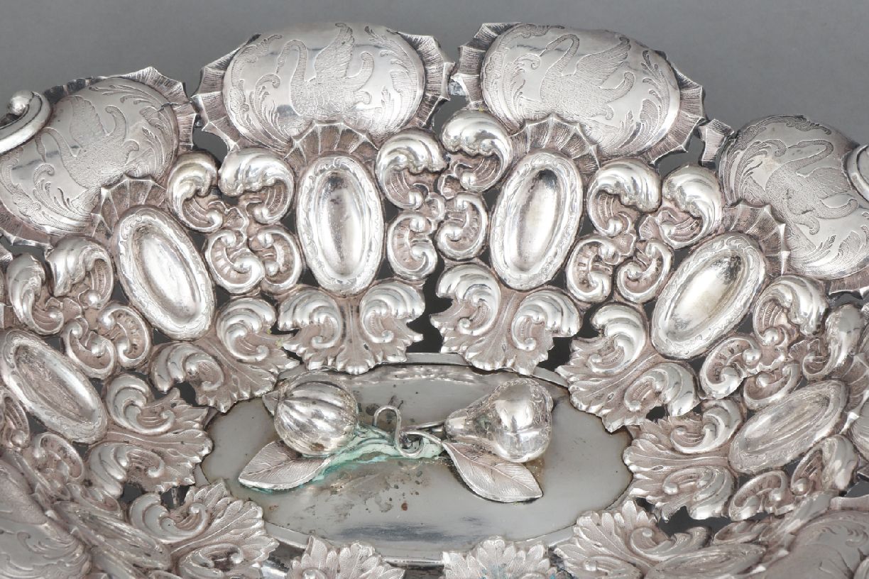 Biedermeier Silber Anbietkorbovaler Korb mit Durchbruchwandung und 2 seitlichen Handhaben, - Image 2 of 5