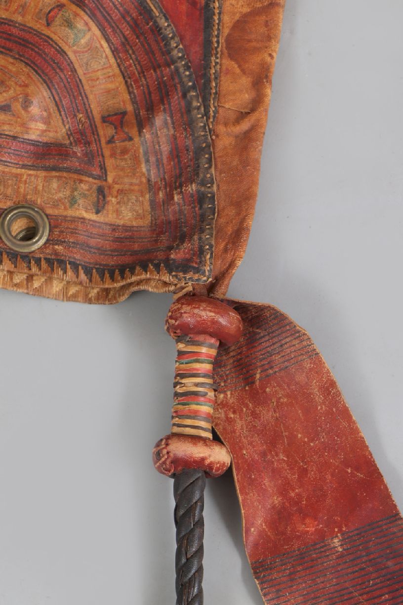 Große Leder Satteltasche der Tuareg, Saharagegerbtes und gefärbtes Leder mit rot-schwarz-braunem - Image 3 of 5