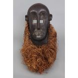 Afrikanische Tanzmaske mit Rafia Bart der Lega, Kongoovales Gesicht aus geschwäztem Hartholz, eckige