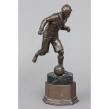 Zinkgußfigur/Pokal eines Fußballersgrau patinierte Figur eines Fußballers mit Ball in Trikot der
