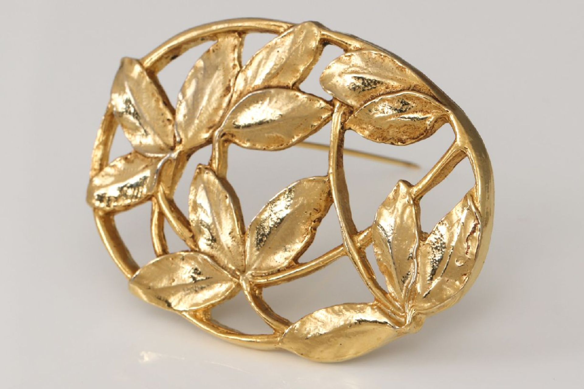 Brosche im Stile des Art NouveauMetall, goldfarben, ovale Form mit Blätter-Durchbruchdekor, - Image 3 of 6