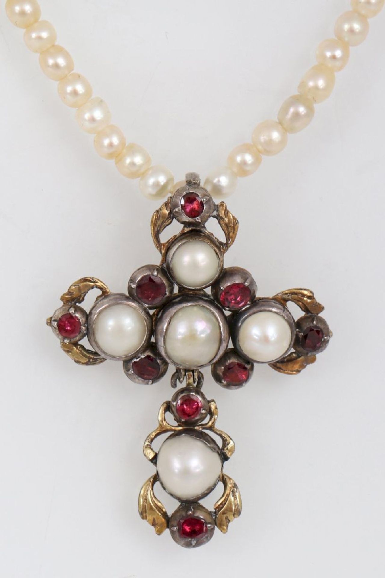 Antiker Kreuzanhänger an PerlenketteSilber, partiell vergoldet, 5 Halbperlen und 9 rote Steine, - Image 3 of 5