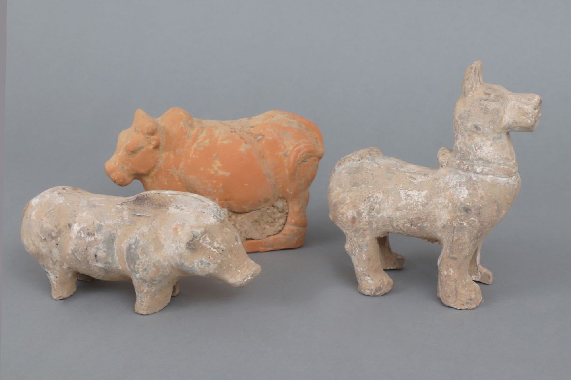 3 chinesische Terrakotta-Tierfigurenwohl HAN-Dynastie (206 v. Chr. bis 220 n. Chr.) oder TANG- - Bild 2 aus 5