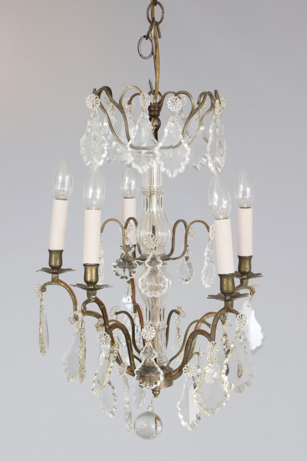 Deckenlampe im Stile des Barock5-flammiger, 3-stöckiger Leuchter, Messing, mit Kristall-Behang im