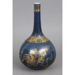 Chinesische Porzellanvase mit powder-blue Glasur und Goldmalereibauchiger Korpus mit schlankem,