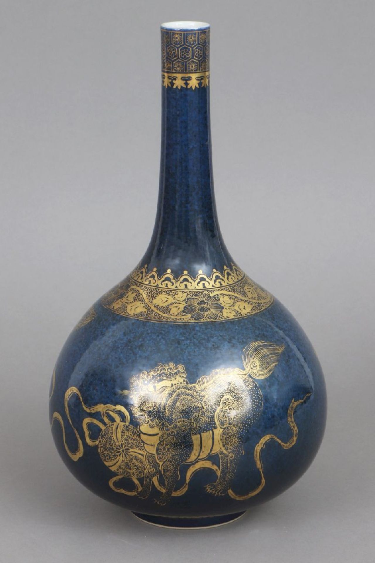 Chinesische Porzellanvase mit powder-blue Glasur und Goldmalereibauchiger Korpus mit schlankem,