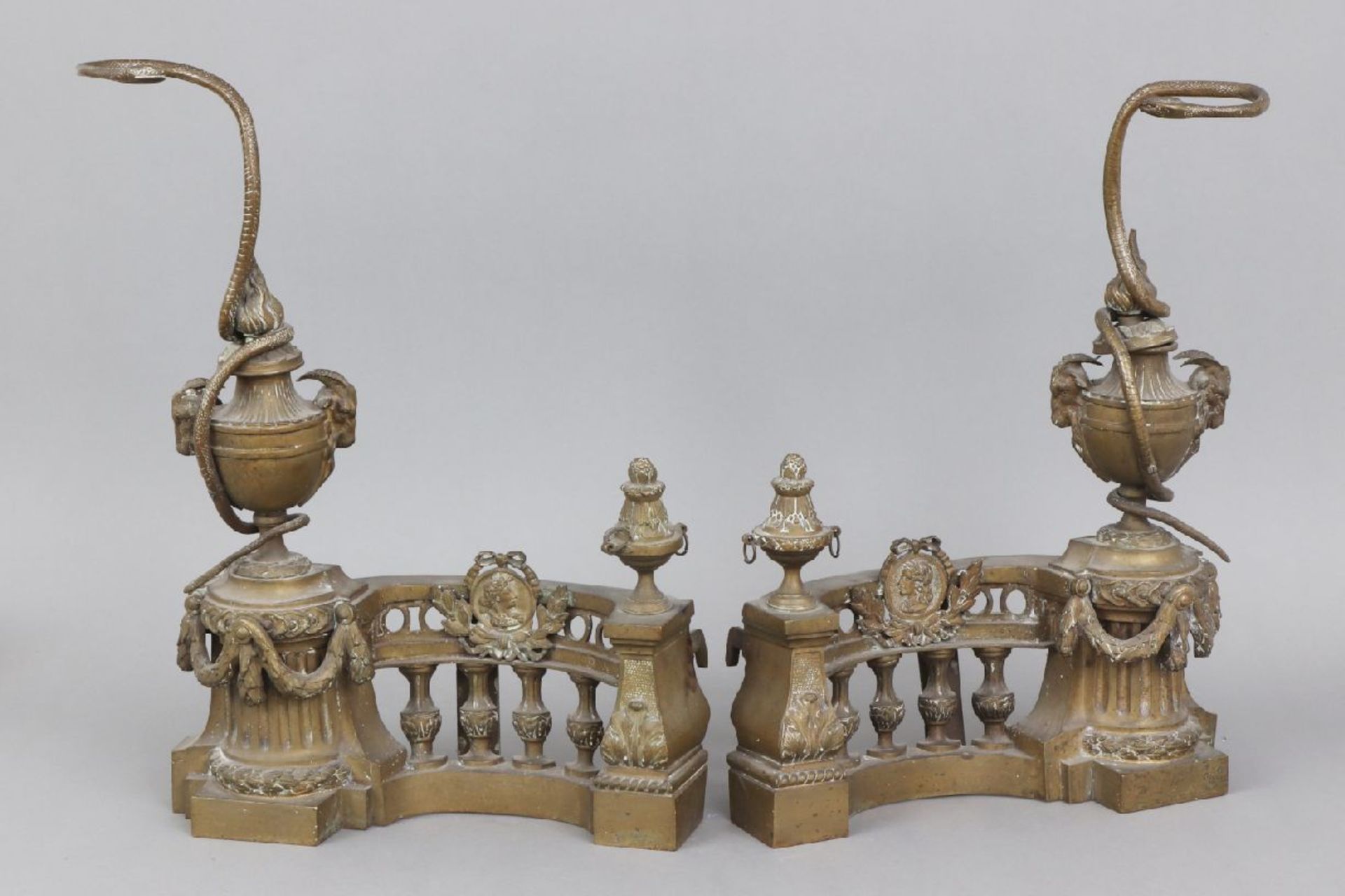 2 Kaminböcke ¨Empire¨Frankreich, 19. Jahrhundert, Bronzeguß, ¨Balustrade mit Amphorenstaffage,