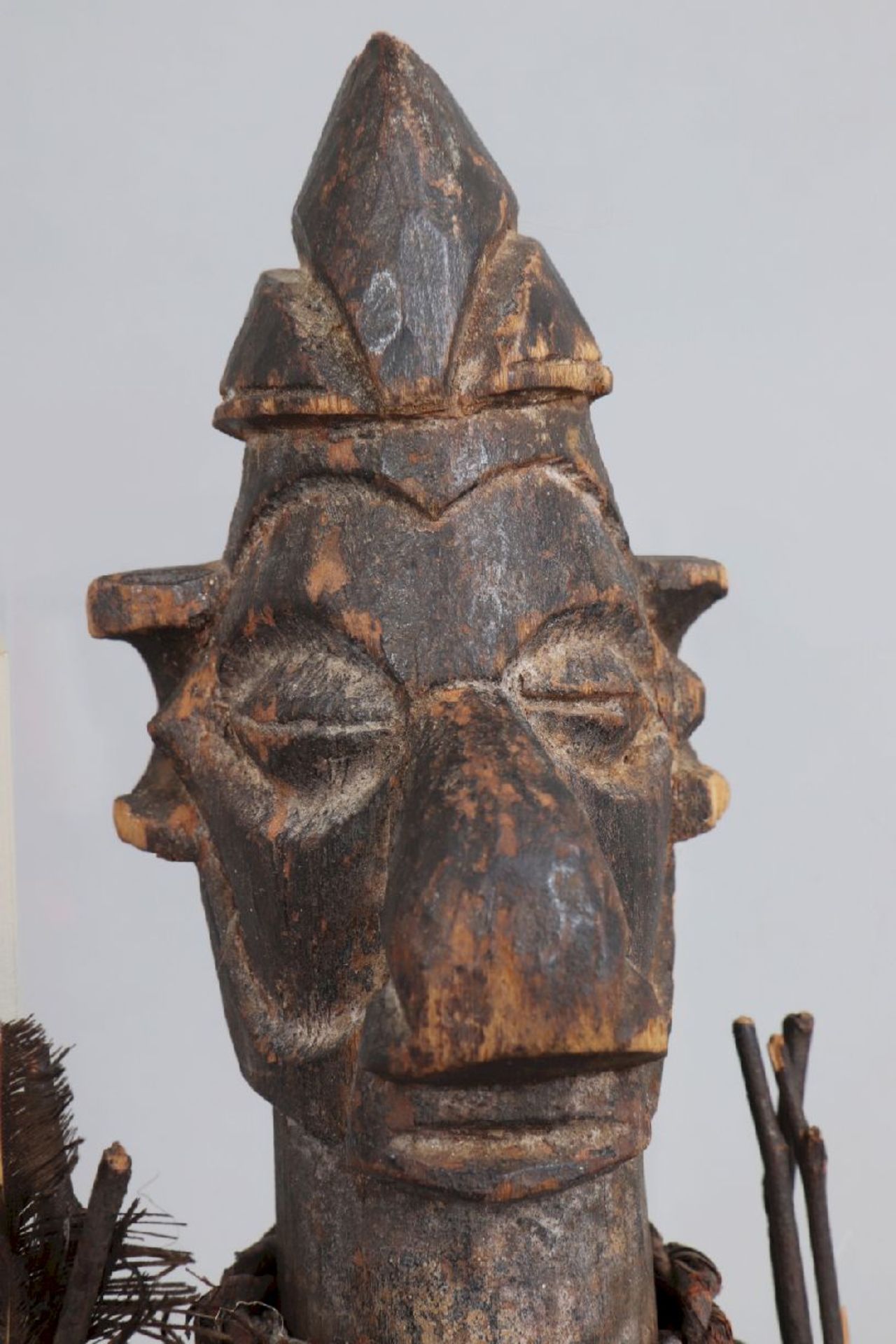 Afrikanische Power-Figur der Songye, KongoHolz, geschnitzt und dunkel patiniert, stehende - Image 2 of 4