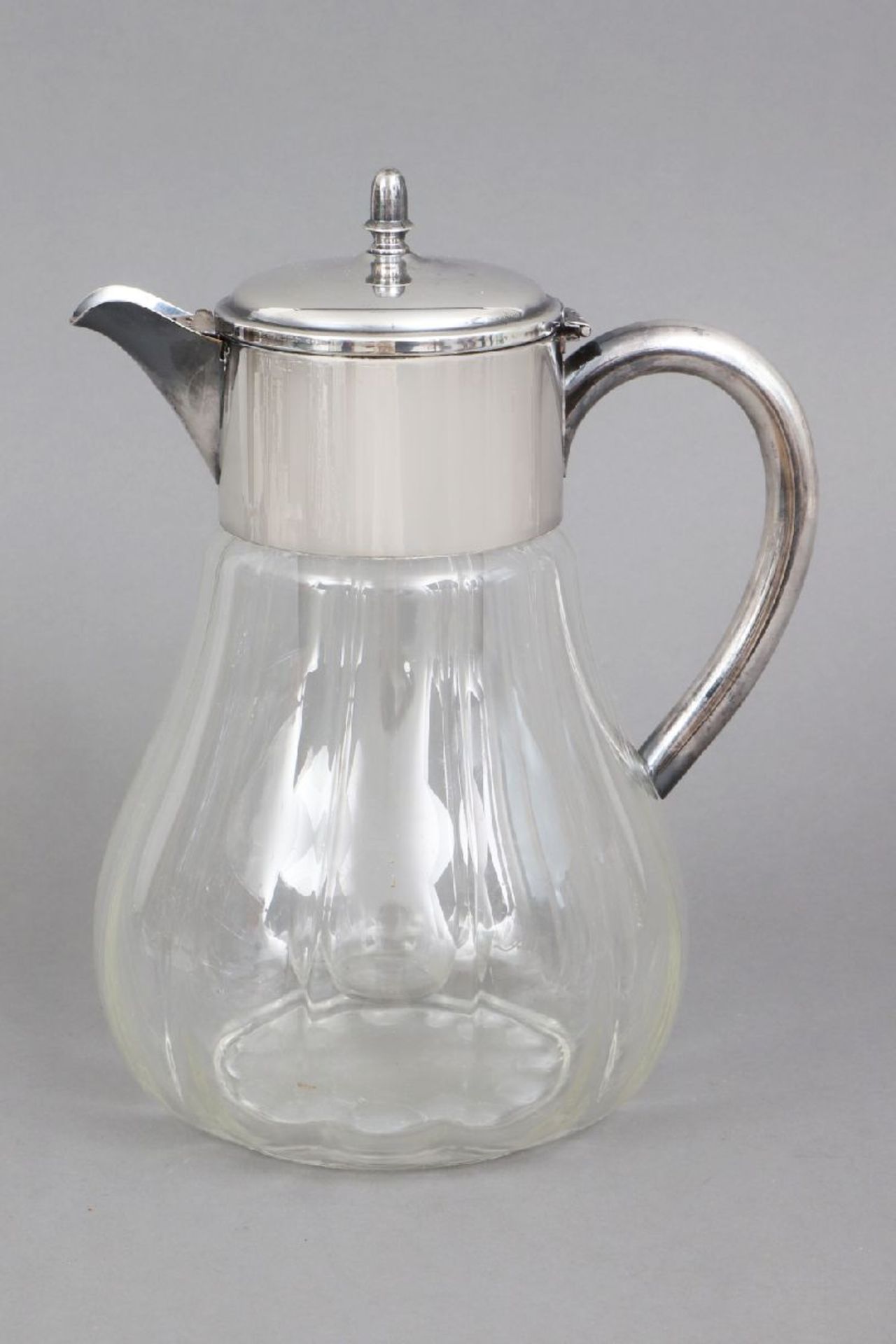 Bowlenkaraffe (¨Kalte Ente¨)Glas und versilbertes Metall, um 1930, tropfenförmiger Glas-Korpus mit