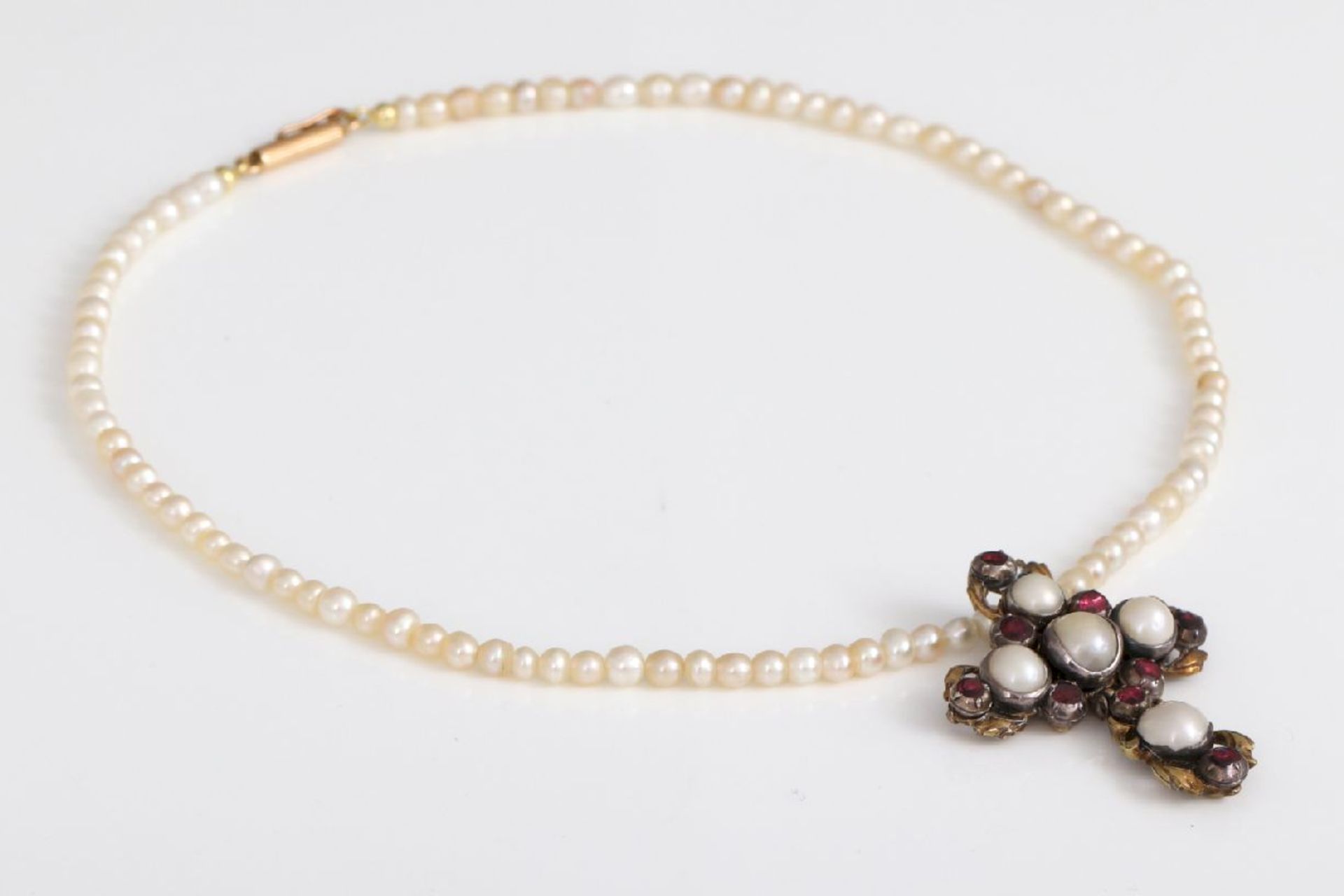 Antiker Kreuzanhänger an PerlenketteSilber, partiell vergoldet, 5 Halbperlen und 9 rote Steine,