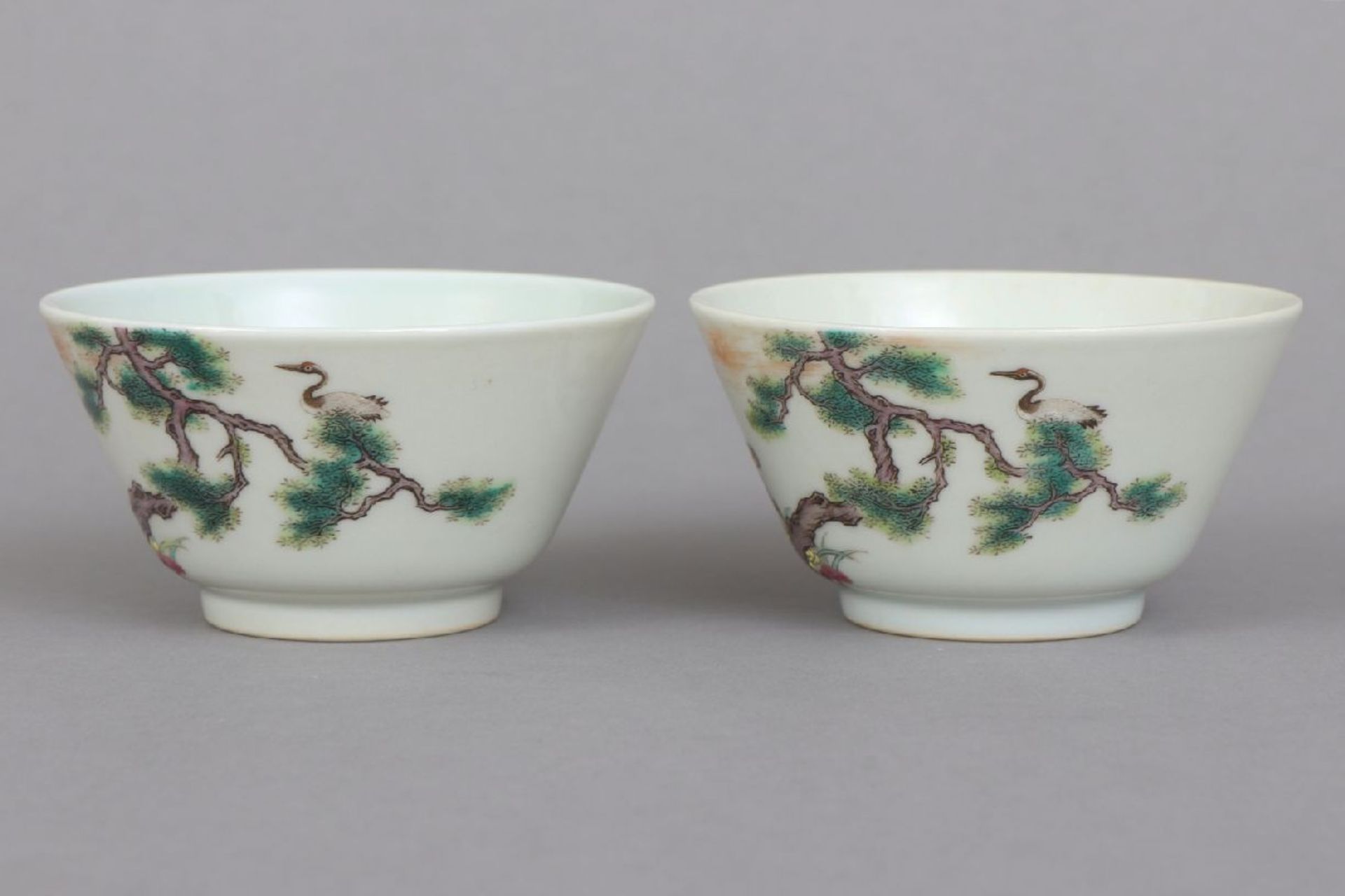 2 chinesische Porzellan Koppchen mit Fencai-Malereirunde, ausgestellte Schalen auf kurzem Standring, - Bild 2 aus 5