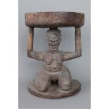 Afrikanischer Hocker, wohl Luba, KongoHolz, geschwärzt, runder, gemuldeter Sitz, von einer knieenden