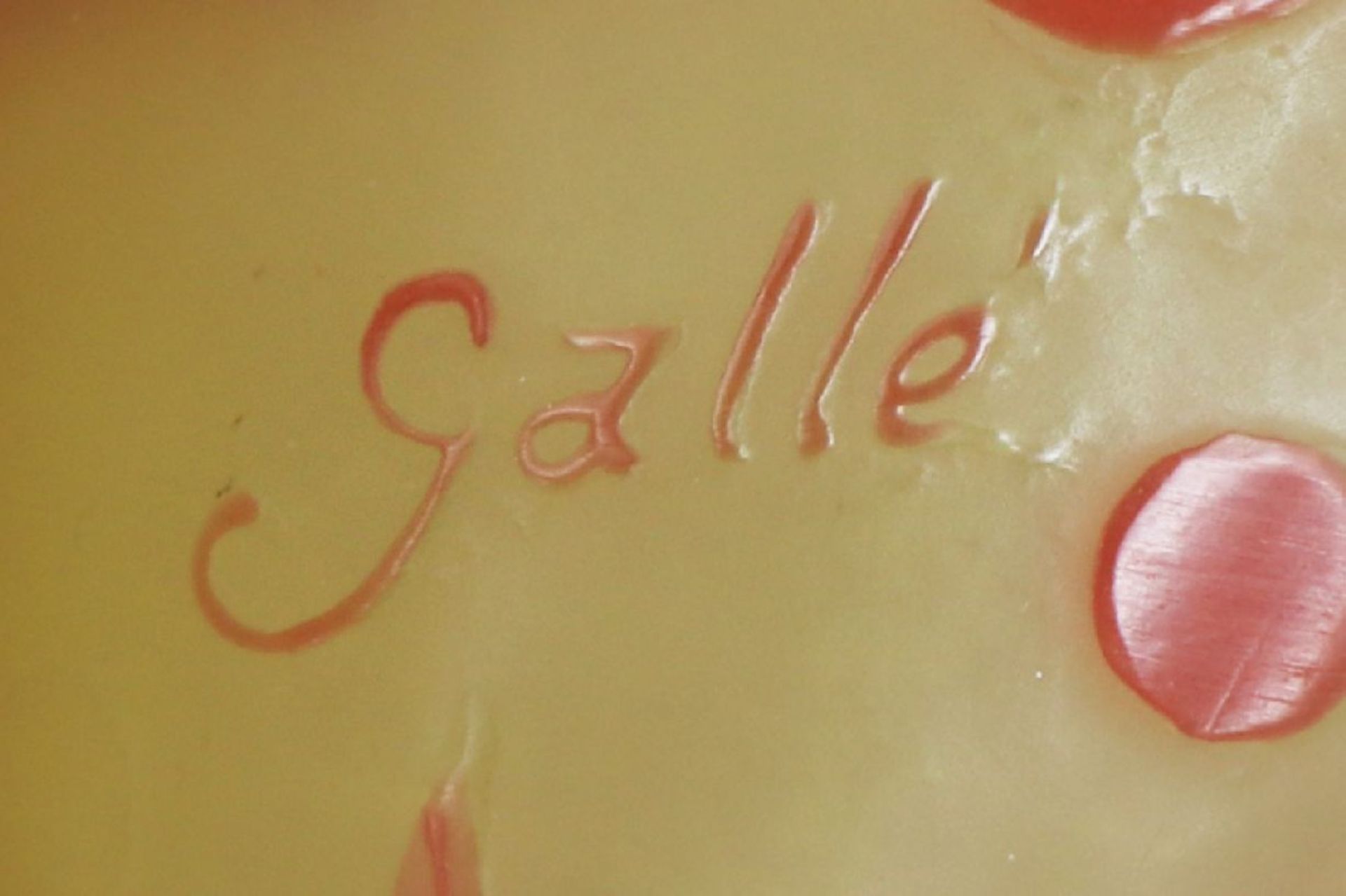 EMILE GALLÉ Ziervasegelbes Glas mit orange-rotem Überfang, geschnittenes und geätztes Beerendekor, - Image 3 of 5
