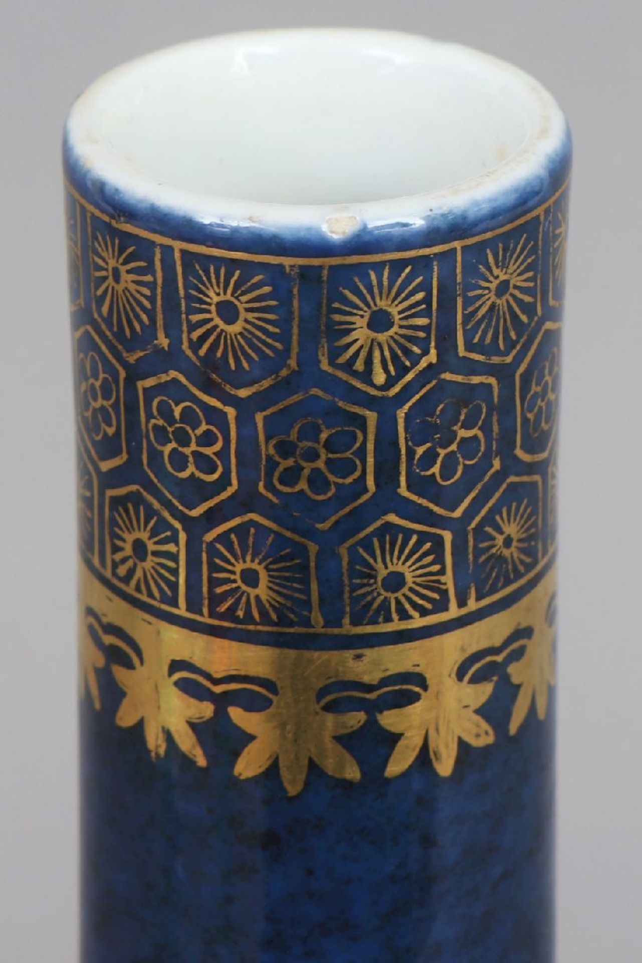 Chinesische Porzellanvase mit powder-blue Glasur und Goldmalereibauchiger Korpus mit schlankem, - Bild 2 aus 5