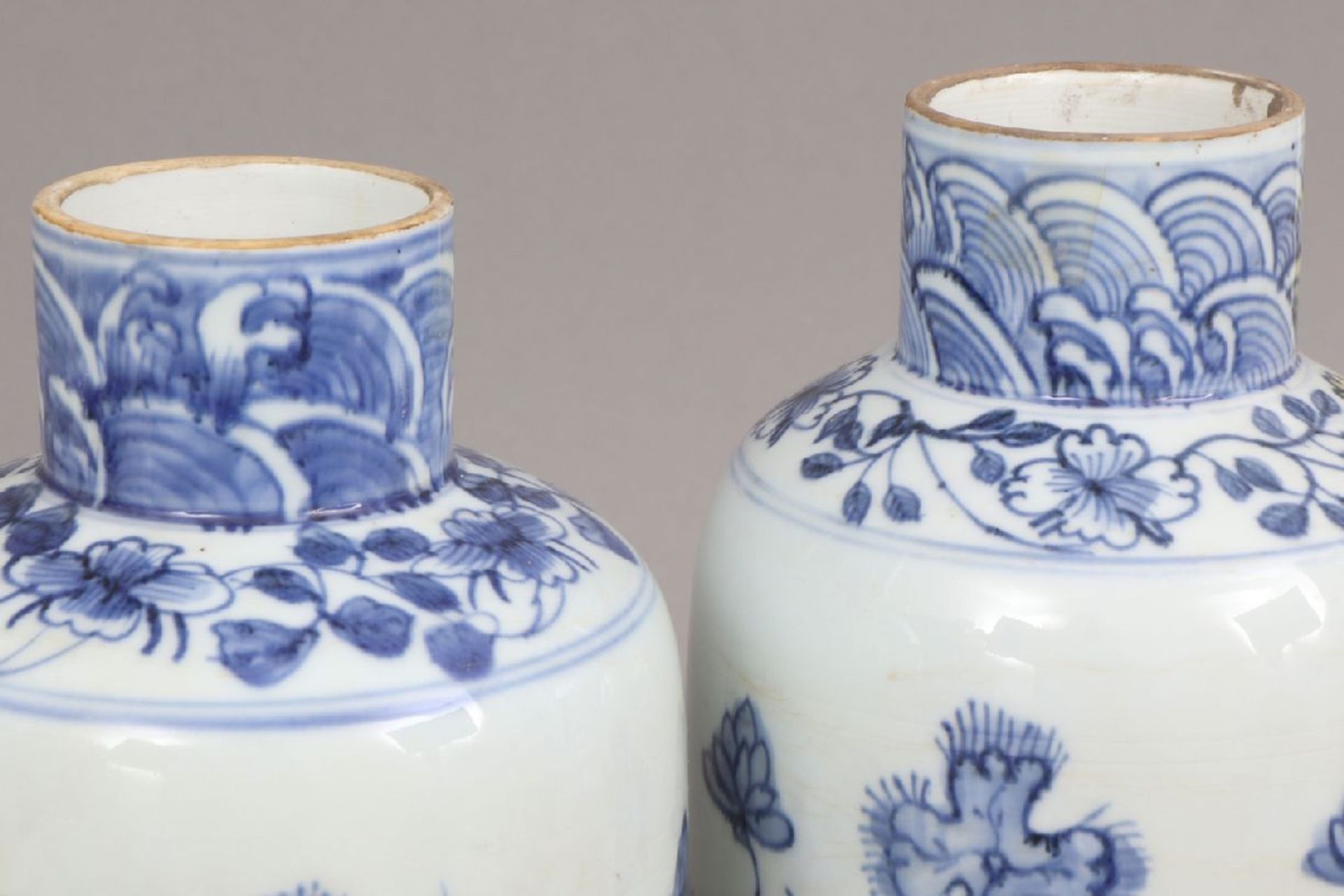 Paar chinesische Vorratsgefäße mit BlaumalereiPorzellan, im Stile der Ming Dynastie, zylindrischer - Image 2 of 5