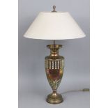 Tischlampeum 1900, Fuß in Form einer englischen Messingvase, heller, konischer Pappschirm, 2