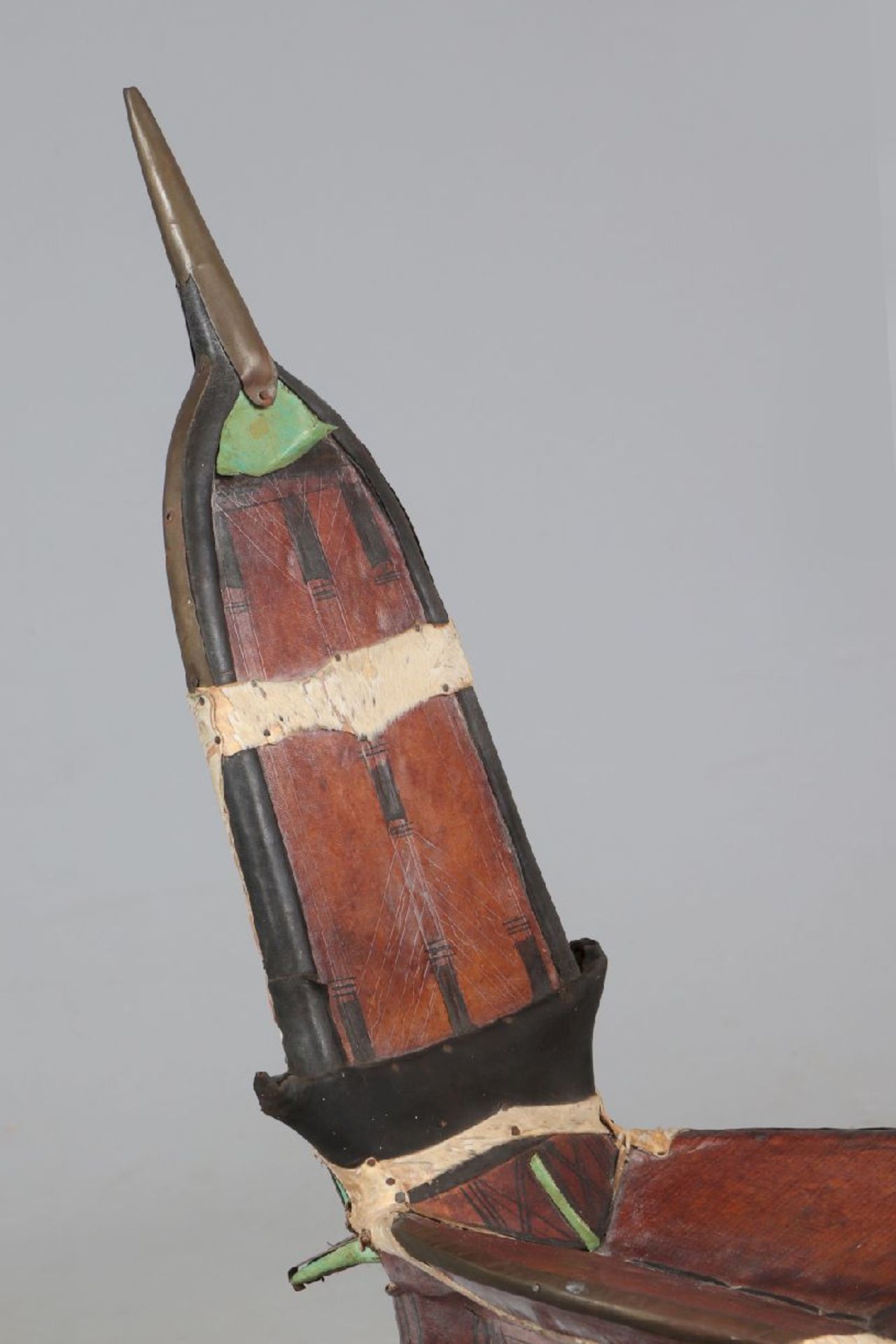 Afrikanischer Kamel-Sattel der Tuareg, Saharawohl Mitte 20. Jahrhundert, Holz, Leder, Fell und - Image 3 of 4