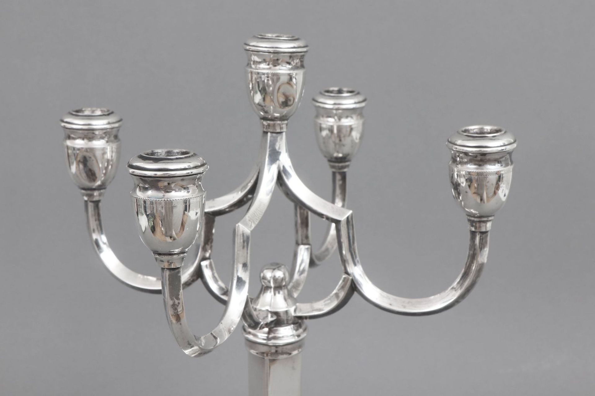 Silber GirandoleRußland oder Baltikum, 19. Jahrhundert, 5-flammiger Leuchter mit Vasentüllen an - Image 3 of 3